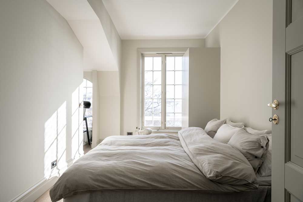 Ett modernt vitt sovrum